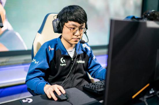 2025龙江红杯中俄青少年冰球赛事精彩落幕